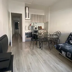https://coeur-de-ville-au-1er-66m2-vu-sur-la-place.fr-provencehotel.com
